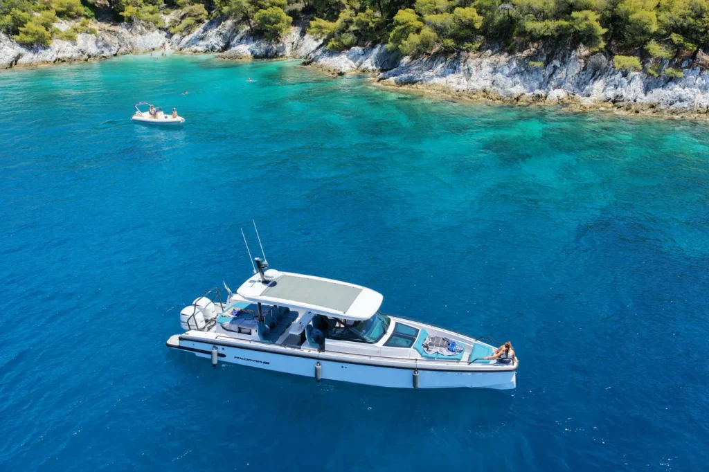 Image of a boat on a trip day
