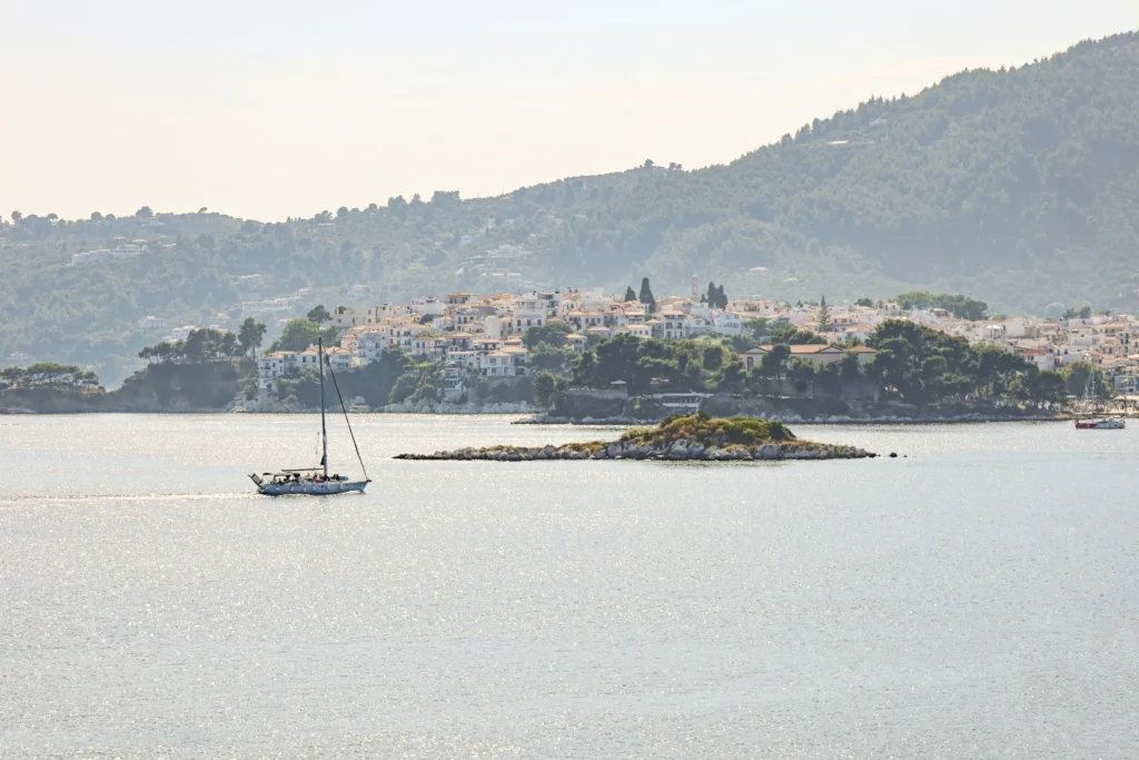 Image of a boat on a trip day
